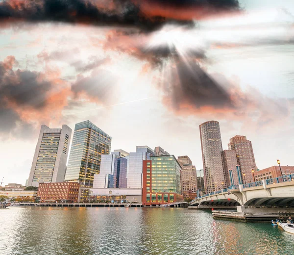 Boston, Ma. Krásný výhled na západ slunce a budovy — Stock fotografie