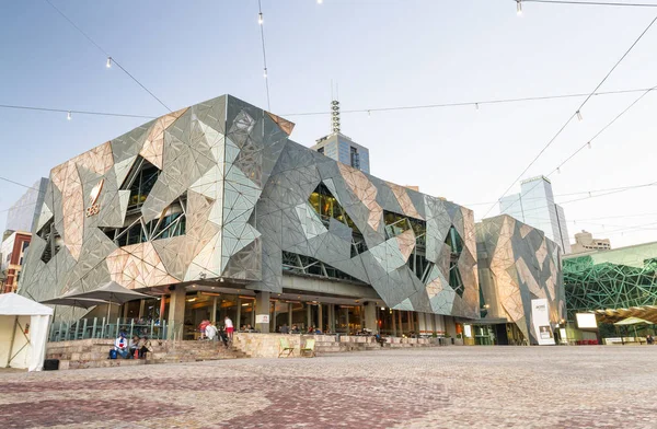 MELBOURNE - OCTUBRE 2015: Plaza de la Federación con los turistas. Melbo. —  Fotos de Stock