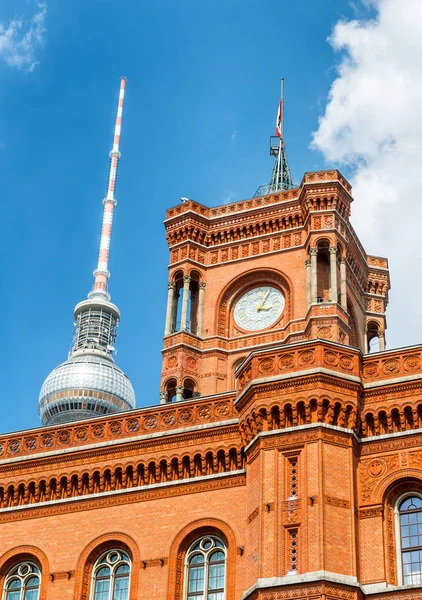Czerwony Rathaus i wieża telewizyjna, Berlin — Zdjęcie stockowe