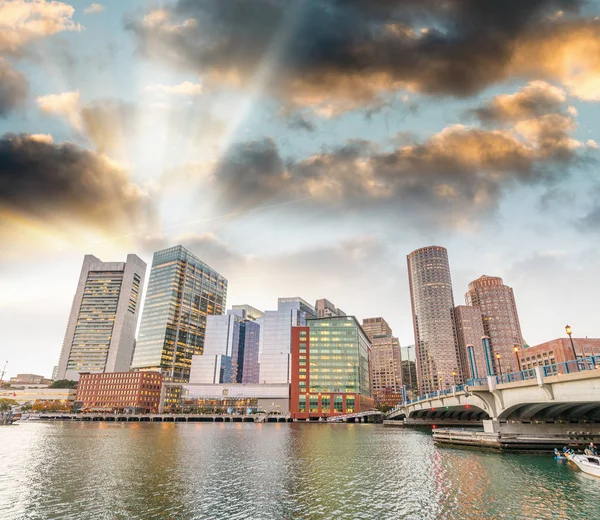 Bostoni Skyline alkonyatkor, Massachusettsben — Stock Fotó