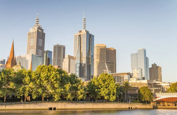 Melbourne skyline langs rivier de Yarra, Australië — Stockfoto