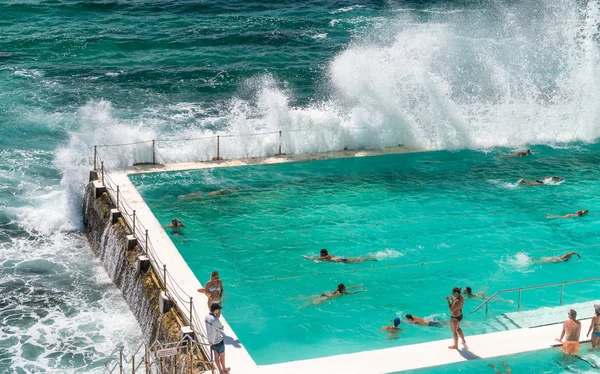 Sydney - październik 2015: Plaży Bondi w Sydney baseny. Sydney przyciąga — Zdjęcie stockowe