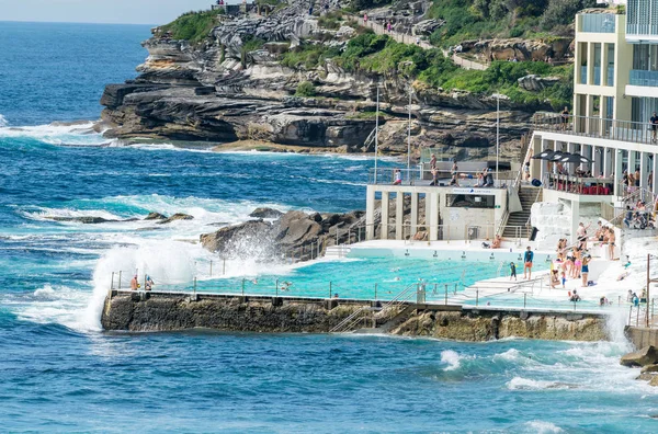 СИДНЕЙ - ОКТЯБРЬ 2015: бассейны Sydney Bondi Beach. Сидней привлекает — стоковое фото