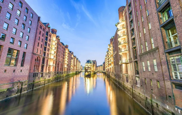 Hamburgo, Alemania - El famoso castillo de agua por la noche en el Speic —  Fotos de Stock