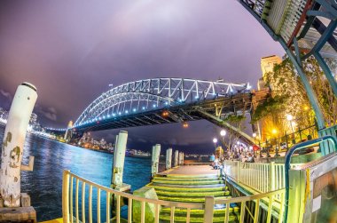 Sydney Harbour Bridge güzel manzarasına günbatımı gökyüzü, Austral ile