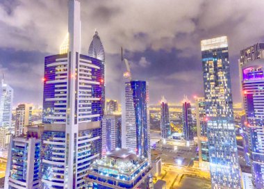 Downtown Dubai siluetinin hava gece görünümü