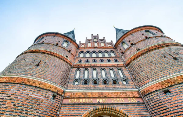 De Holsten Gate of Holstentor in Lübeck oude stad — Stockfoto