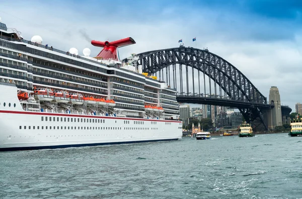 Prachtig uitzicht op Sydney Harbour met cruiseschip, Australië — Stockfoto