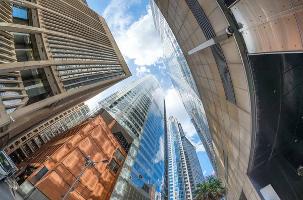 Sydney wolkenkrabbers, hemelwaarts uitzicht vanaf straatniveau — Stockfoto