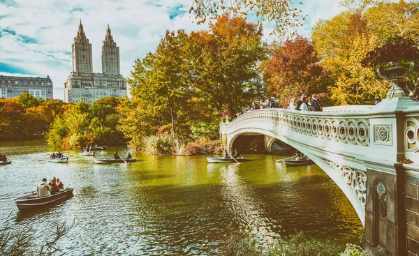 New York City - październik 2015: Turyści w Central Parku korzystać fol — Zdjęcie stockowe