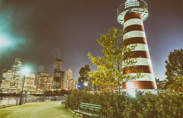Faro di Lefrak Point e skyline di Jersey City di notte — Foto Stock