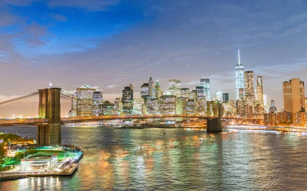Вид Бруклинского моста на закат в Нью-Йорке — стоковое фото