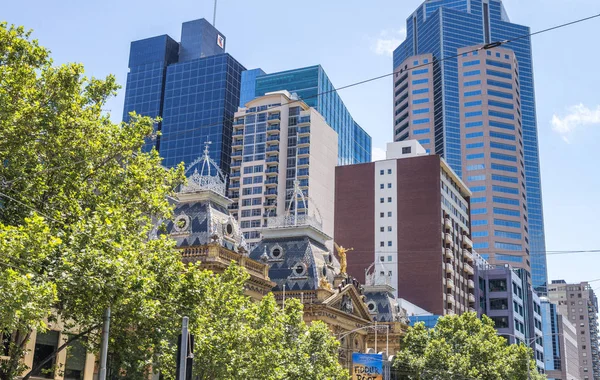 Melbourne - oktober 2015: Stadsstraten en gebouwen op een beauti — Stockfoto