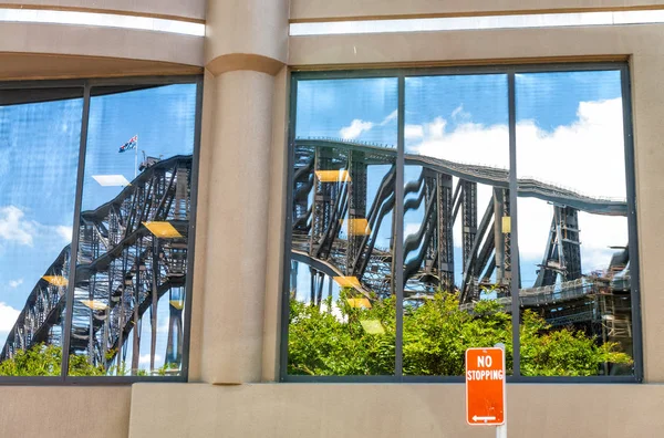 Splendida vista sui riflessi del Sydney Harbour Bridge, Australia — Foto Stock