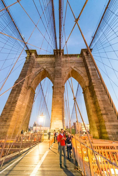 Туристы на Бруклинском мосту ночью — стоковое фото