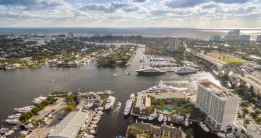 Fort Lauderdale kıyı şeridi ve kanallar havadan görünümü, Florida - ABD