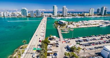 Miami Beach ve Macarthur Causeway havadan görünümü, Florida - ABD