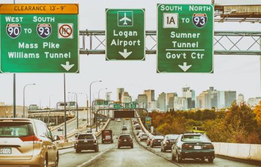 Boston - Eylül 2015: Şehir trafiği şehir girme. Boston 