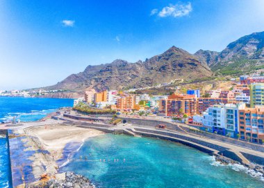 Tenerife, İspanya'da Bajamar havuzları kıyı havadan görünümü