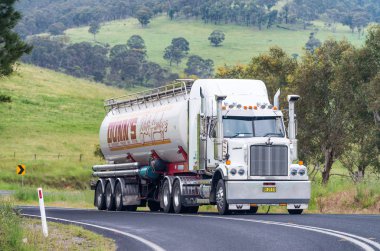 Blue Mountains - Ekim 2015: Avustralya kırsalında kamyon