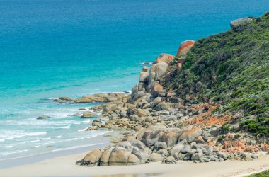 Yuvarlak kırmızı kayalar içinde Wilsons Promontory
