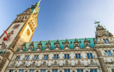 Eski belediye binasına Rathausmarkt Hamburg