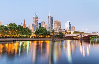Melbourne silüeti Yarra Nehri gün batımında, Avustralya