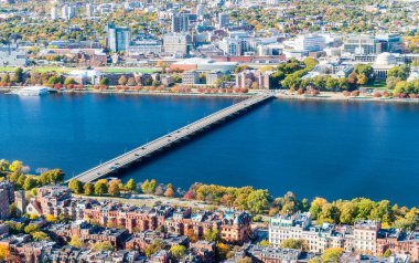 Nehir ve Binalar ile Boston hava manzarası