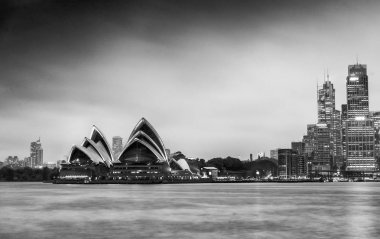Sydney Harbour güzel görünümü ile günbatımı gökyüzü, Avustralya
