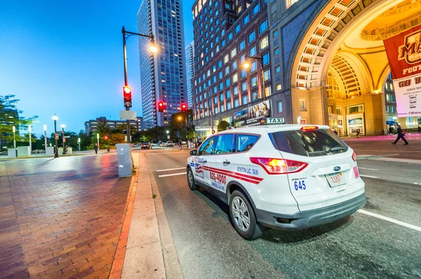 BOSTON - SEPTEMBRE 2015 : Trafic urbain devant le port de Boston — Photo