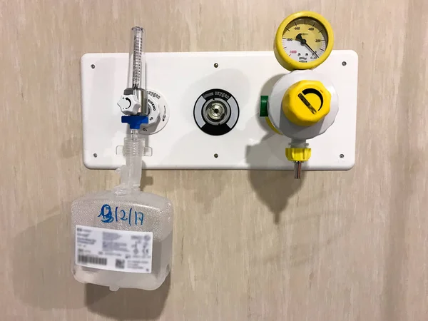 Dispensador de oxígeno en la habitación del hospital — Foto de Stock