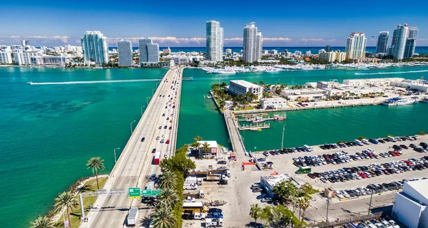 Miami Beach et Macarthur Causeway vue aérienne, Floride États-Unis — Photo