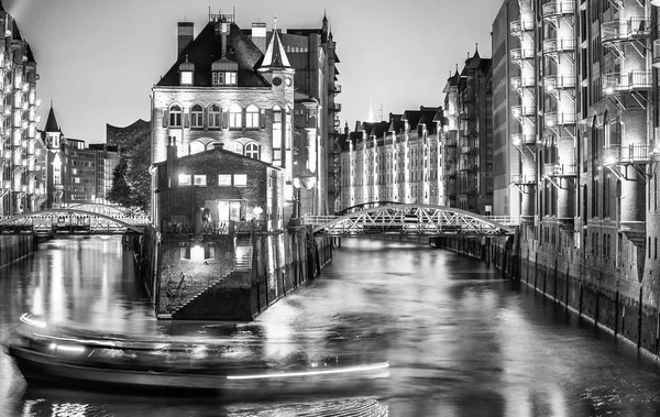 Hamburg, Tyskland - slottet berömda vatten på natten i Speic — Stockfoto