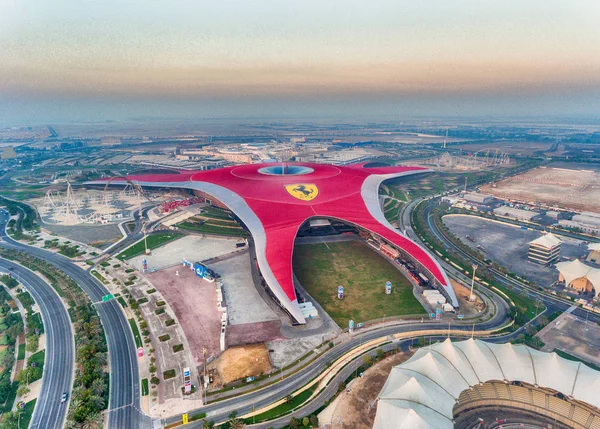 ABU DHABI, Emiratos Árabes Unidos - 6 de diciembre de 2016: Ferrari World Park is the lar — Foto de Stock