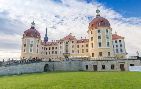 MORITZBURG, GERMANIA - LUGLIO 2016: Castello di Moritzburg con i turisti — Foto Stock