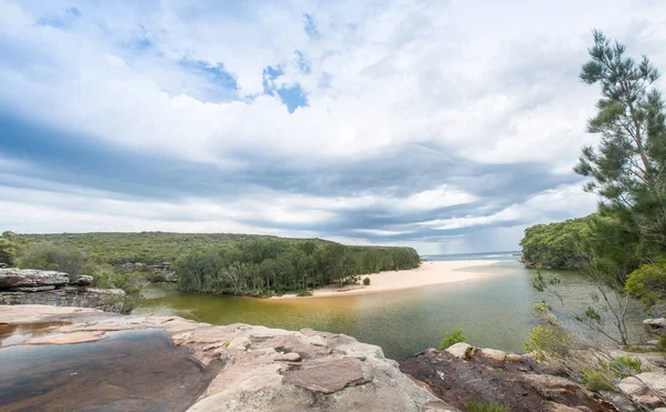 Prachtig uitzicht van Wattamolla Beach in Nationaal Park Royal, nieuwe S — Stockfoto