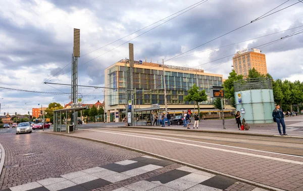 Leipzig, Almanya - 17 Temmuz 2016: Şehir ortaçağ sokaklarında sunse — Stok fotoğraf