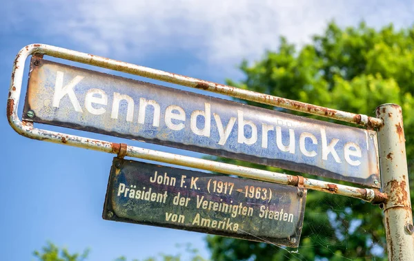 Kennedybrucke jele, Hamburg, Németország — Stock Fotó