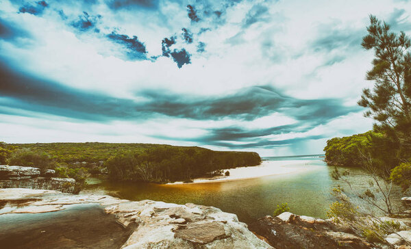 Мбаппе вид на пляж Ваттамолла в Королевском национальном парке, Нью-Йорк
