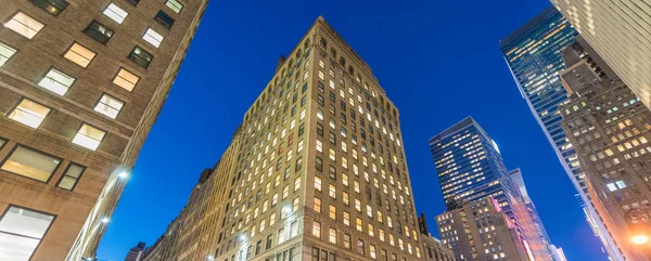 Nattvisning av New York byggnader från gatunivån — Stockfoto