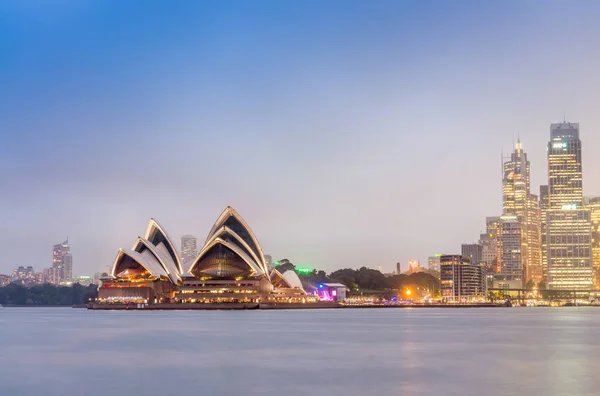 SYDNEY - OCTUBRE 2015: Sydney Harbour por la noche. Sydney atrae — Foto de Stock