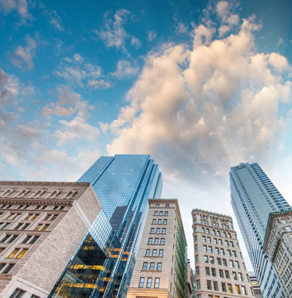 Edifici Boston dal livello della strada al tramonto — Foto Stock