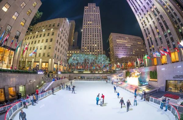 НЬЮ-ЙОРК - СЕНТЯБРЬ 2015: Туристы и местные жители наслаждаются Ice Ri — стоковое фото