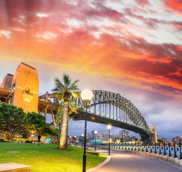 Piękny widok z Sydney Harbour Bridge z zachód słońca niebo, Austral — Zdjęcie stockowe
