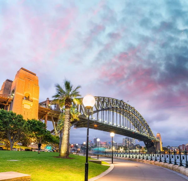 悉尼港湾大桥与落日的天空，南方的美丽景色 — 图库照片