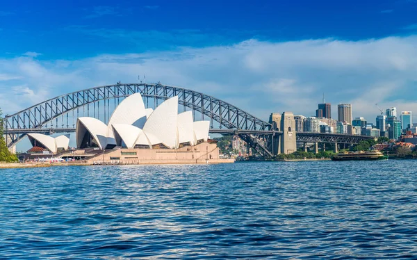 SYDNEY - OCTUBRE 2015: Sydney Harbour por la noche. Sydney atrae — Foto de Stock