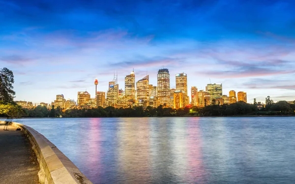 Sydney Harbour güzel görünümü ile günbatımı gökyüzü, Avustralya — Stok fotoğraf