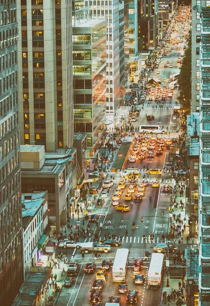 Vista aérea del tráfico de la ciudad por la noche, Nueva York - Manhattan —  Fotos de Stock