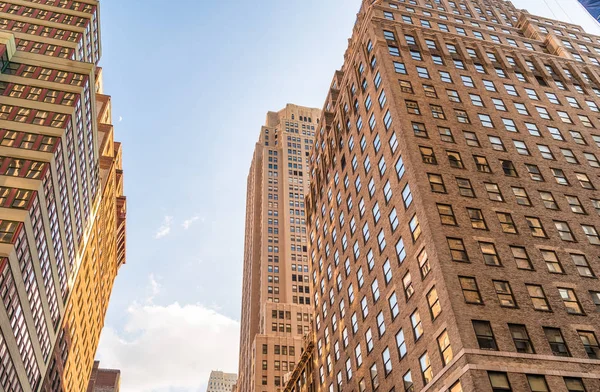 Uzun boylu şehir binaları. Ofis ve iş kavramı — Stok fotoğraf