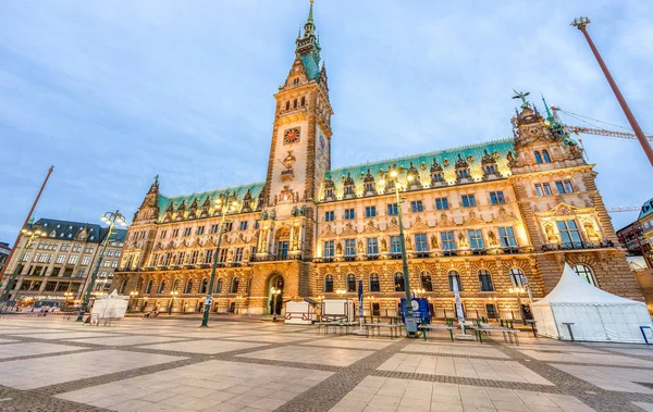 Hamburg - Temmuz 2016: Rathausmarkt Hamburg eski belediye binasına — Stok fotoğraf